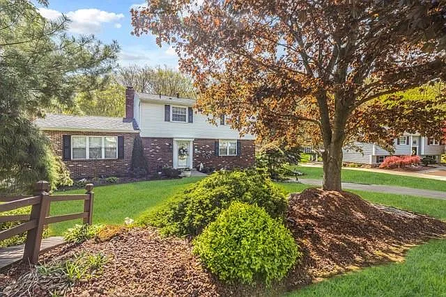 221 Sherwood Dr photo 1