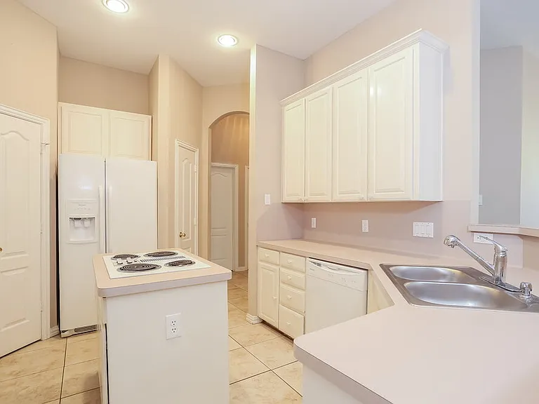 863 Sonora Ln — Photo 7