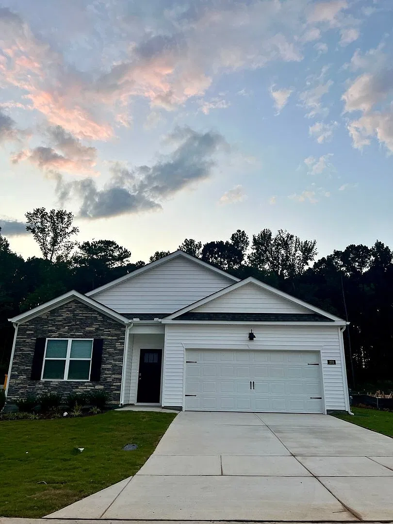 Charming 4BR Modern Home in Sanford — Photo 2
