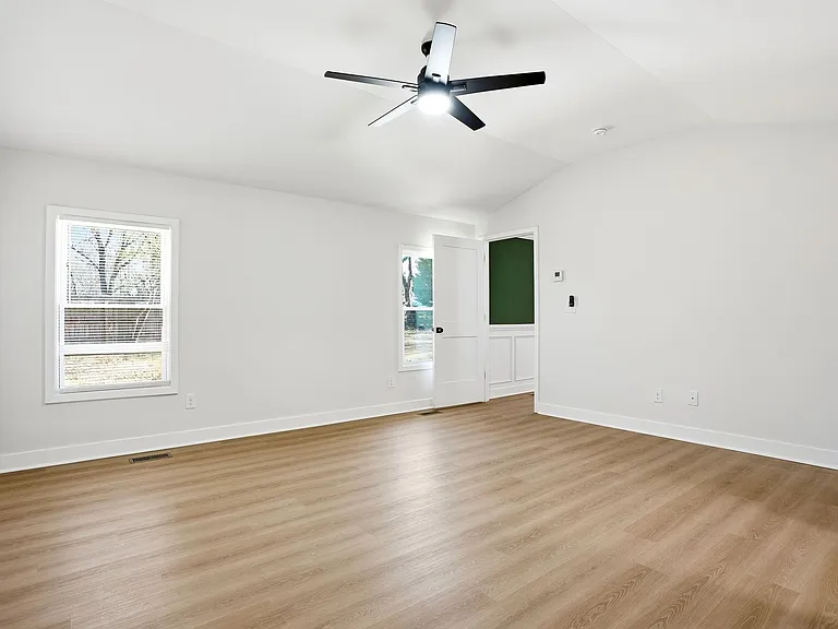 127 Perry St — Photo 15