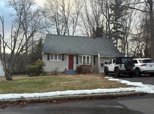 121 Split Rock Ln, Park Ridge, NJ 07656