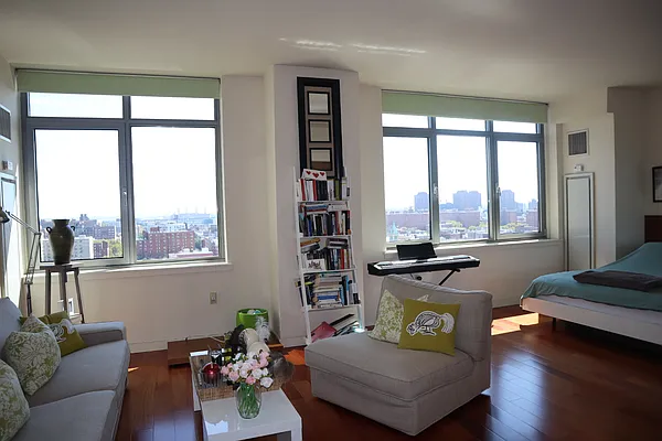 Rented by R New York | media 17