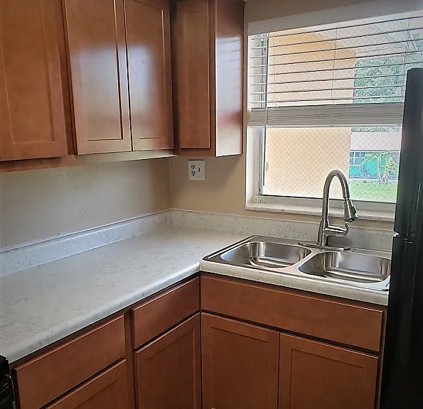 665 Marsh Ave — Photo 3