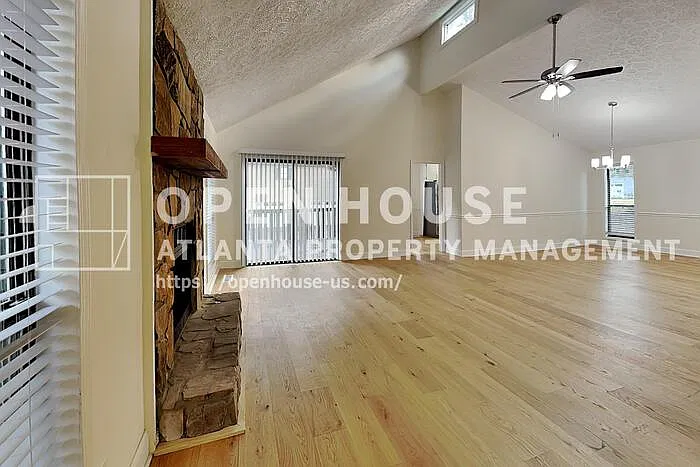 3 bed, 2.0 bath, 2442 sqft, $2,350 — Photo 3
