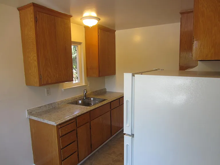 1302 Hopkins Ave — Photo 5