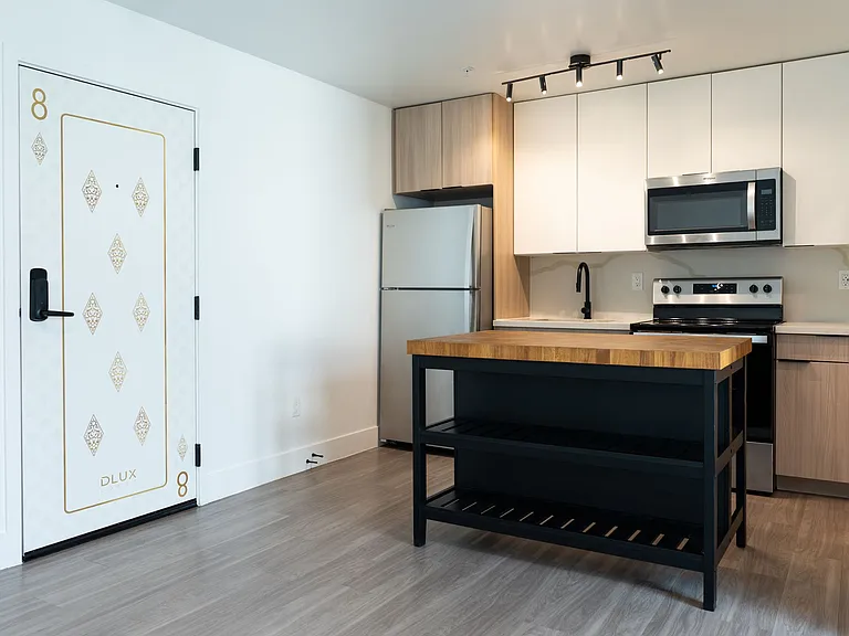 DLUX Lofts - Modern Downtown Studios — Photo 19