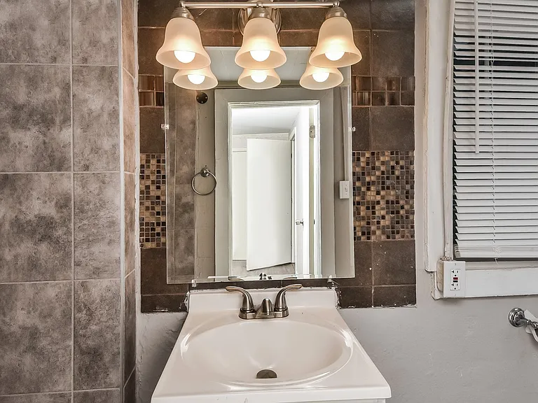 719228_028_bathroom_13443940.jpg