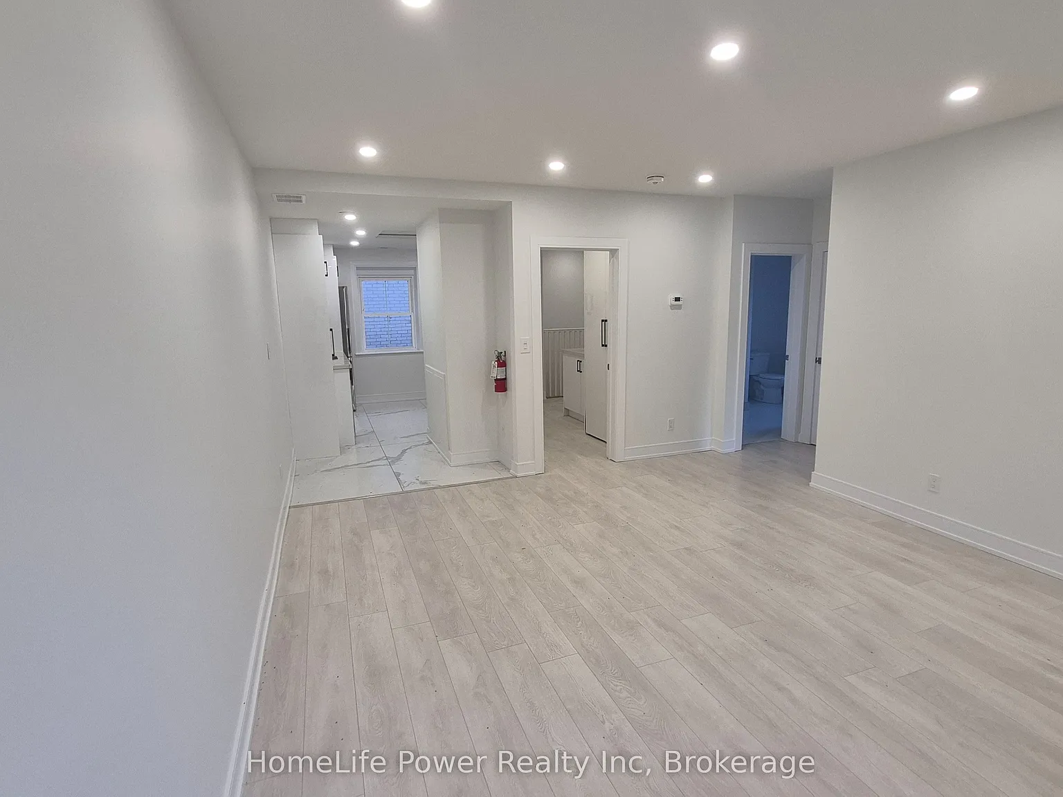 35 Wellington St — Photo 2