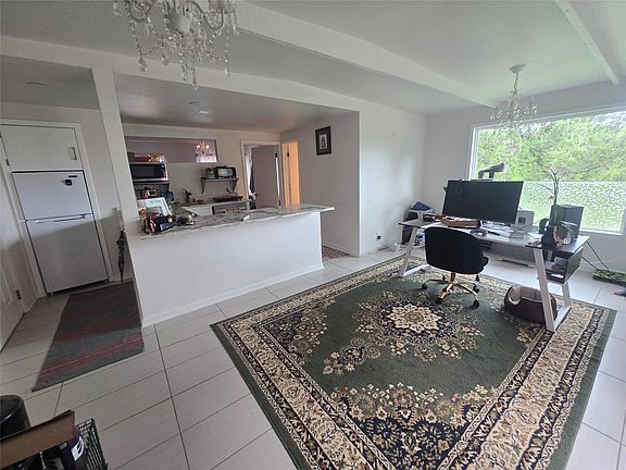 3rd image of 1106 The High Rd #A