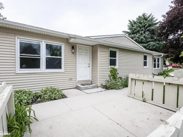 207 8th Ave S, Clear Lake, IA 50428