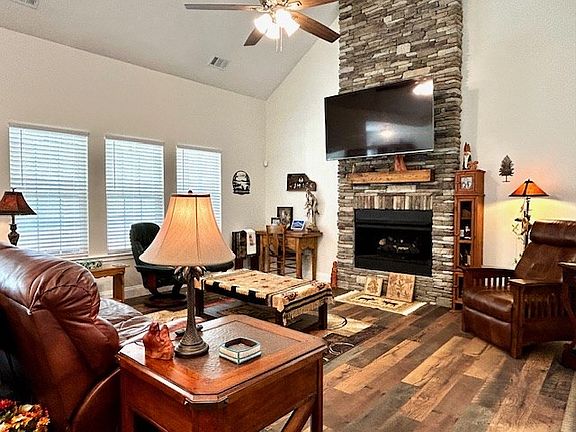 3rd image of 114 Portland Cir