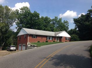 86 Honeysuckle Ln, Huntington, WV 25701