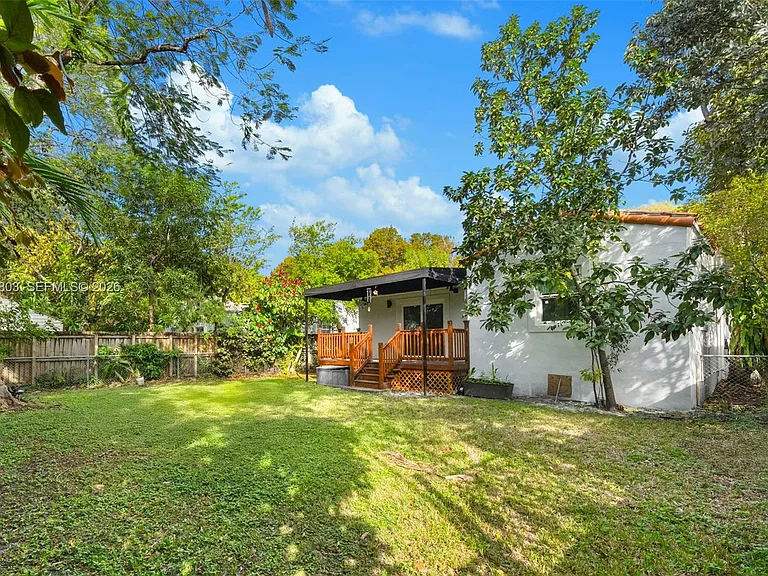 1262 SW 15th Ter — Photo 31