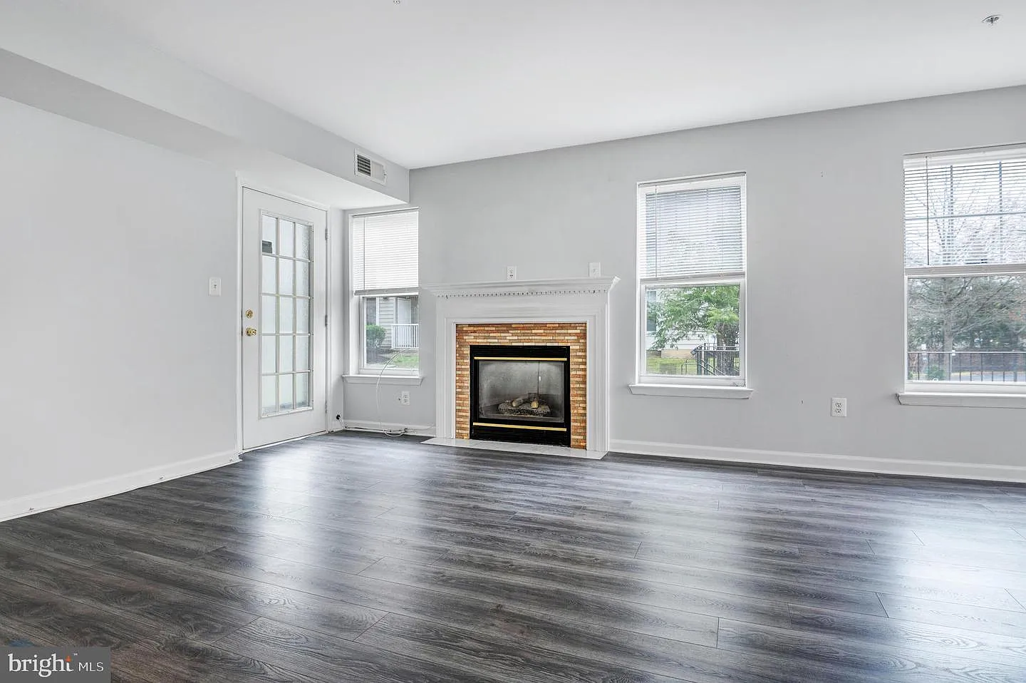 13900 Farnsworth Ln — Photo 2