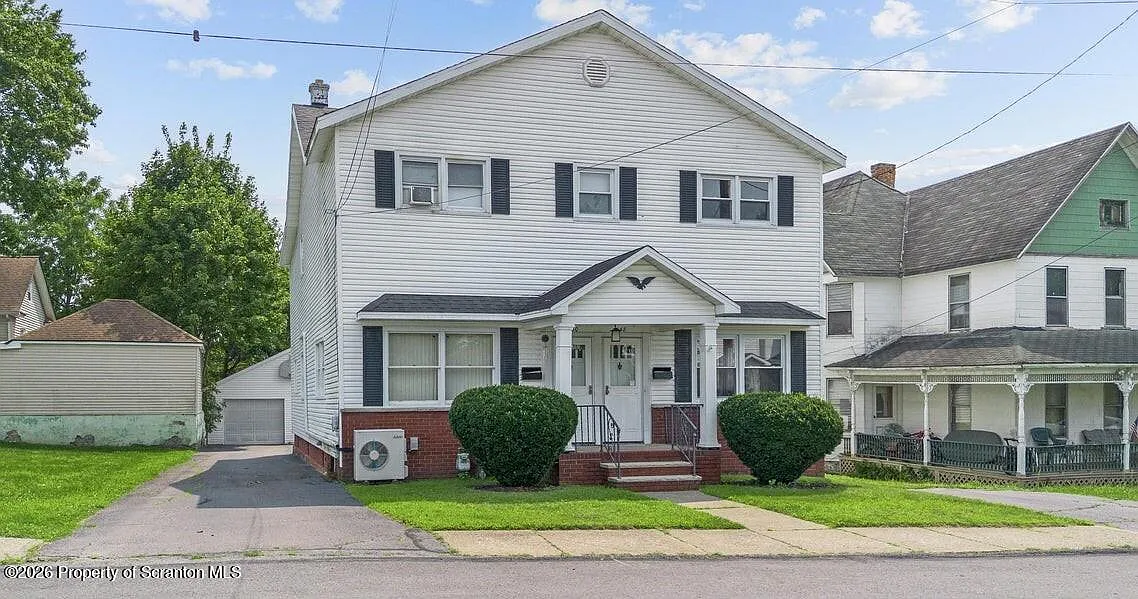 3 bed, 1.0 bath, 1430 sqft, $1,500 — Photo 1