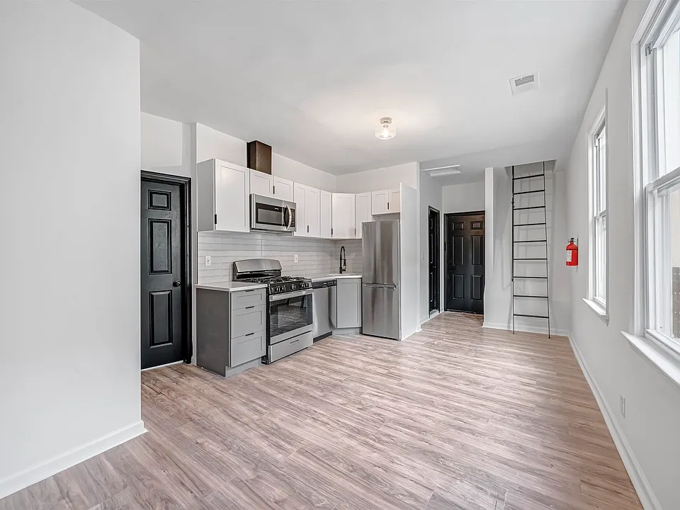 160 Garfield Ave #2F