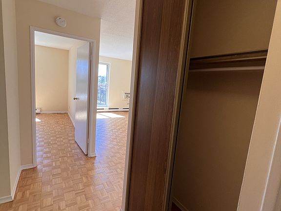 5th image of 800 Riddell Ave N #502
