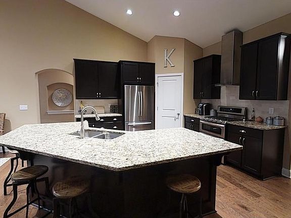 Open Kitchen great for entertaining