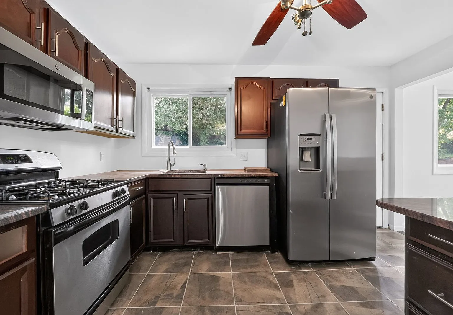 5 bed, 2.0 bath, 1135 sqft, $3,500 — Photo 4