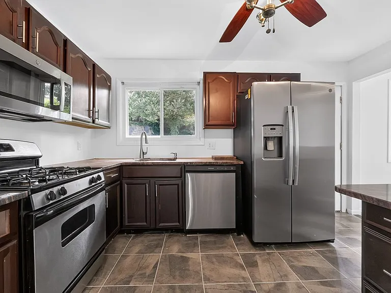 1700 Jarvis Ave — Photo 5