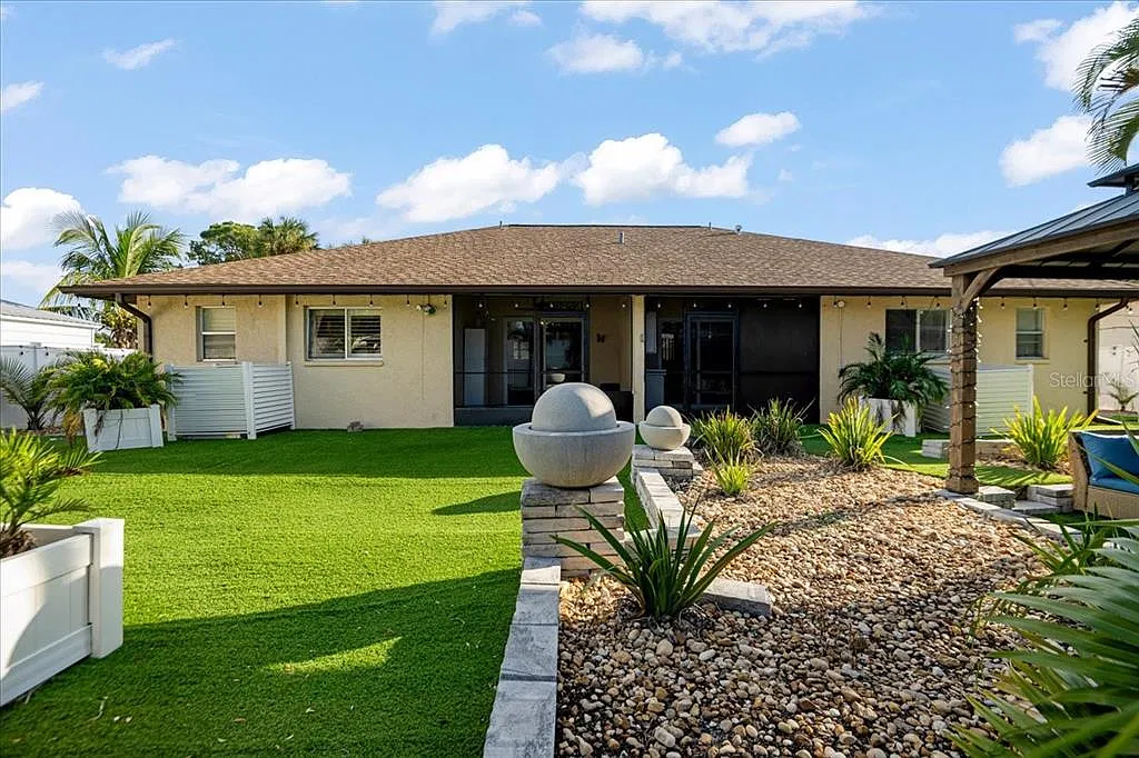 3 bed, 2.0 bath, 2108 sqft, $1,995 — Photo 2