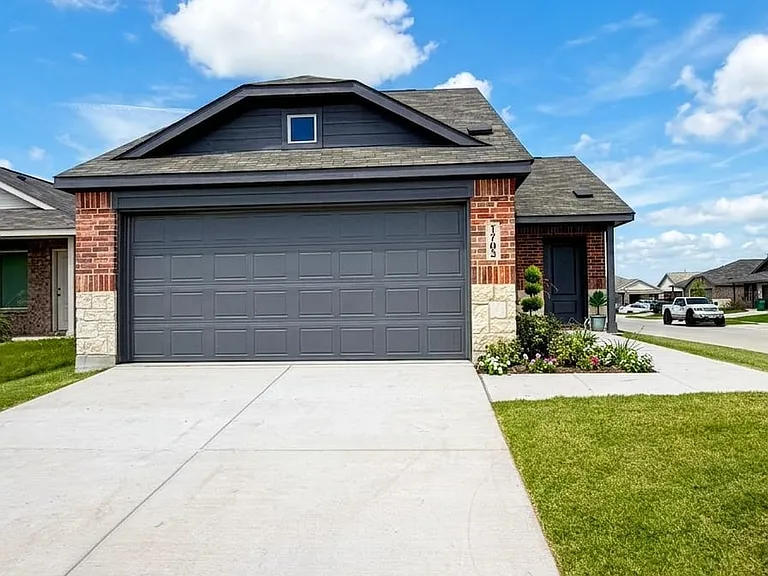 1703 Crossbill St — Photo 1