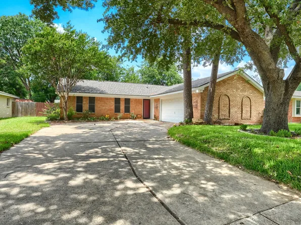 821 Prestwick St, Bedford, TX 76022
