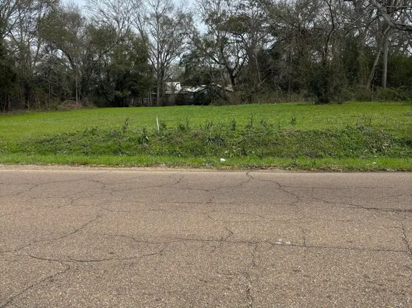 823 Edgar St, McComb, MS 39648