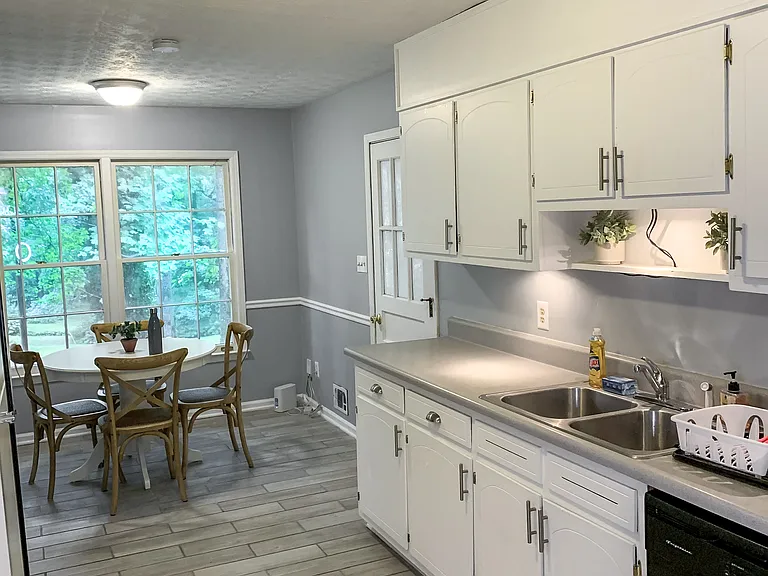 Spacious kitchen & dining