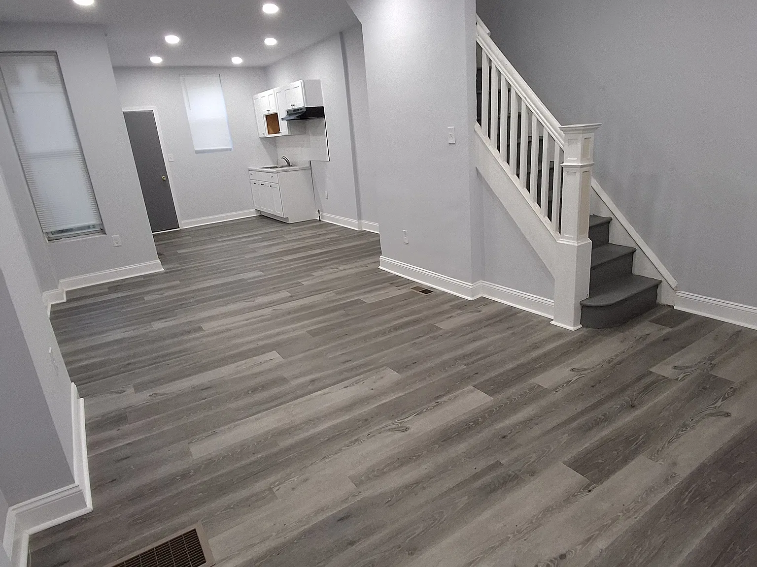 3 bed, 928 sqft, $1,300 — Photo 1