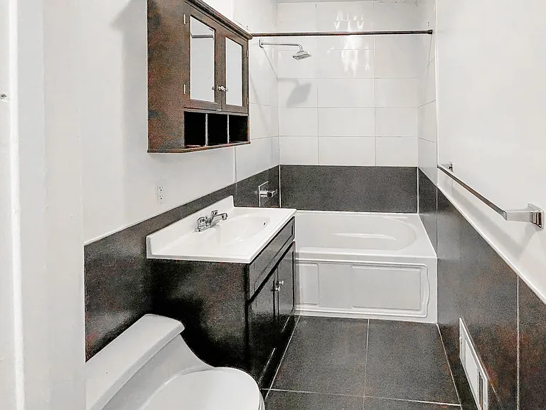 1327 Halsey St #1R — Photo 5