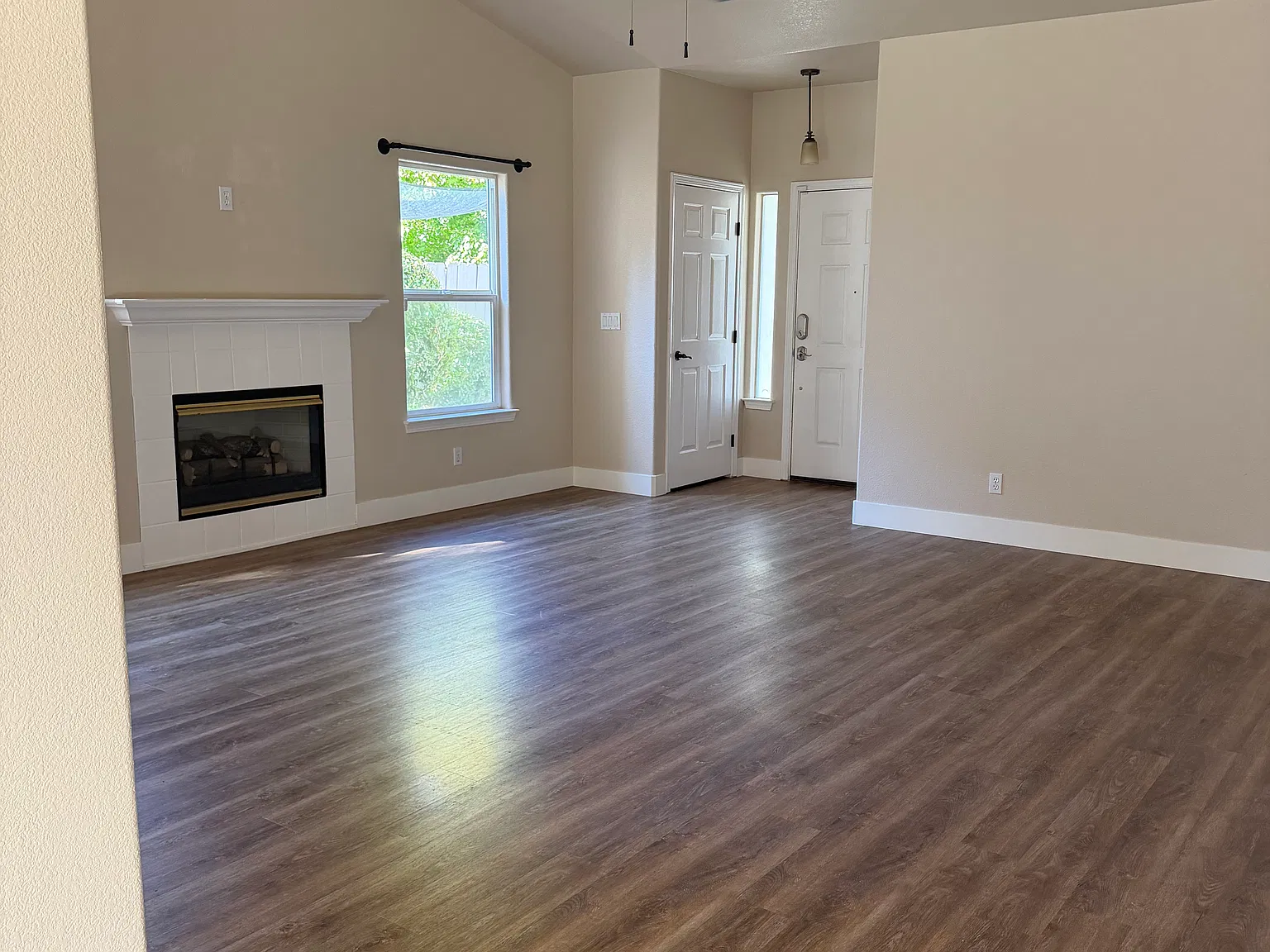3 bed, 1493 sqft, $2,995 — Photo 3
