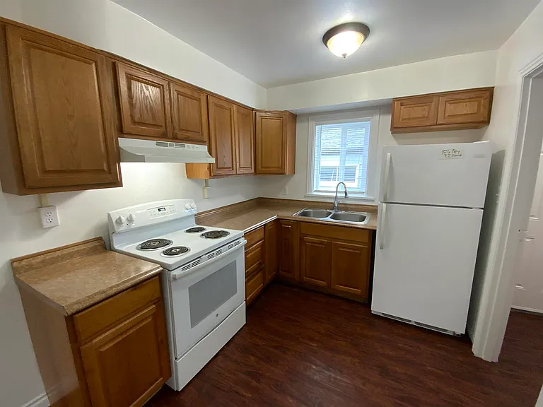 822 Broadway St — Photo 9