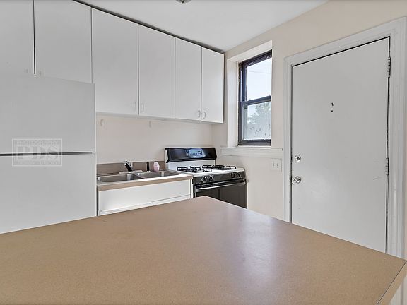 5th image of 448 East Ave