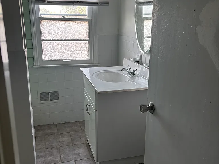 2111 E East Ln — Photo 19