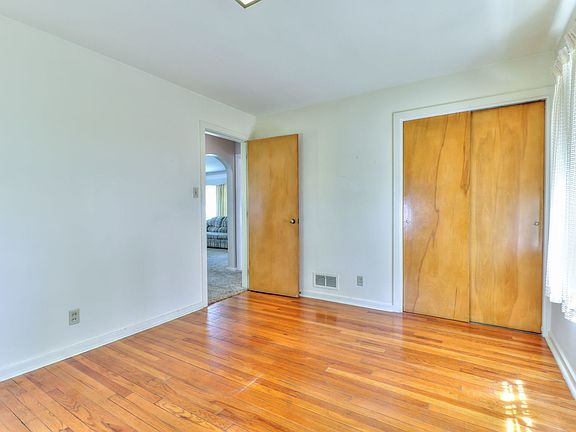 4th image of 806 W Maple St