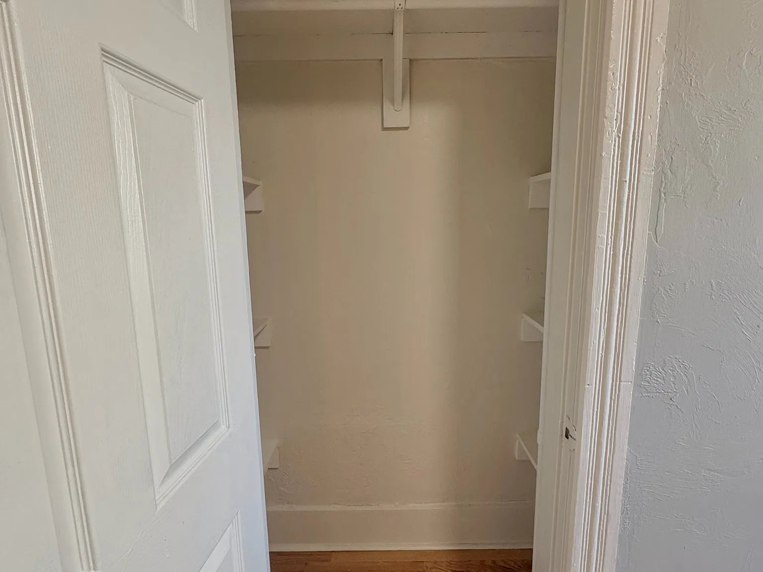 3 bed, 1150 sqft, $2,100 — Photo 2