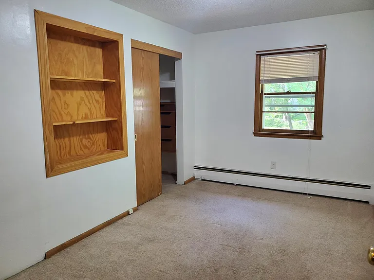 904 W River Rd — Photo 8