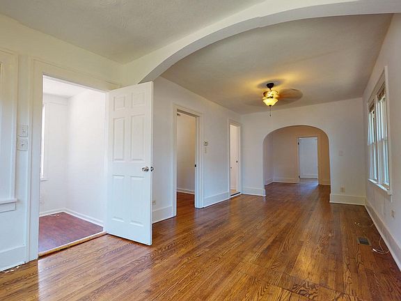 3rd image of 121 N Orchard Ave