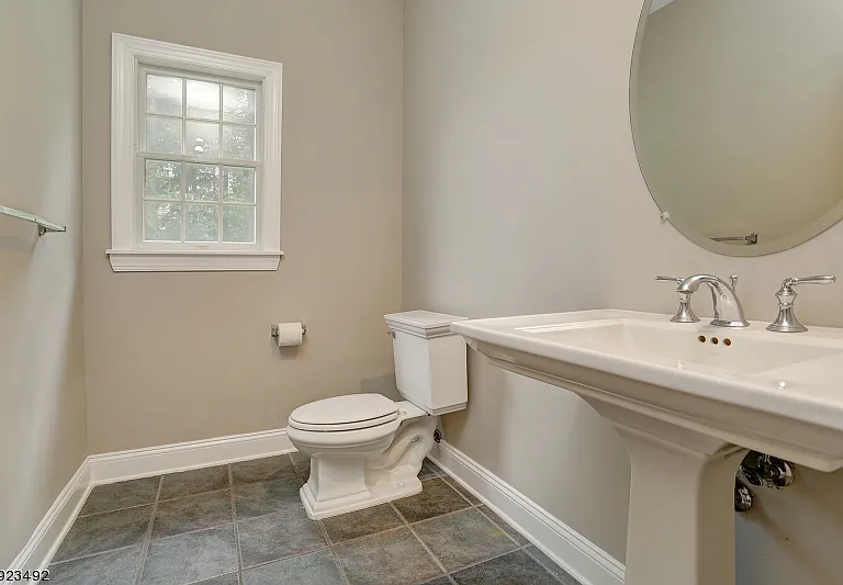 215 Raymound Blvd — Photo 13