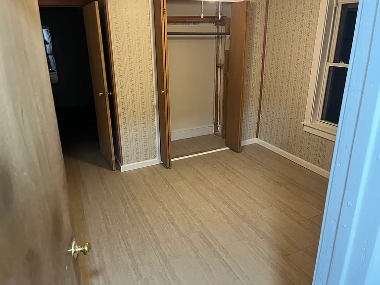 513 W Market St — Photo 5