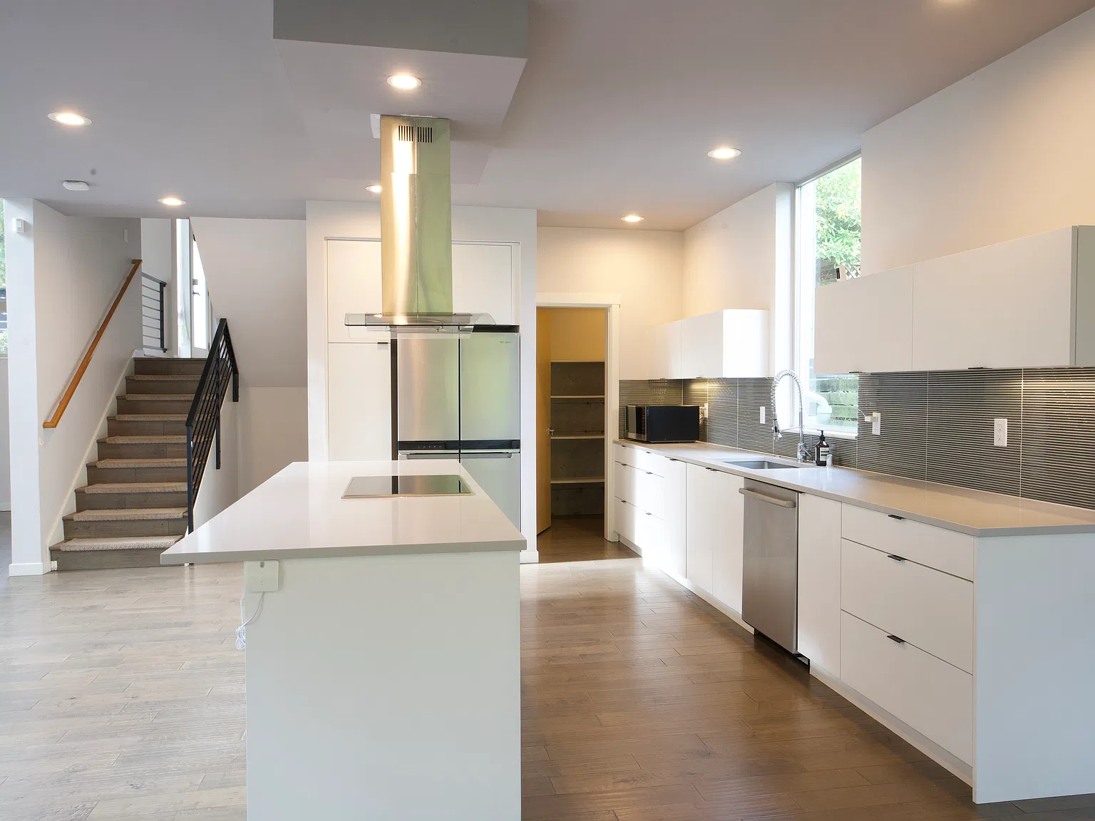 4 bed, 3.5 bath, 3250 sqft, $8,000 — Photo 4