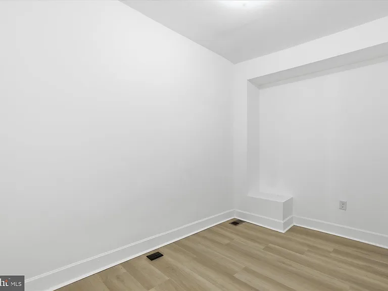 2567 W Baltimore St — Photo 12