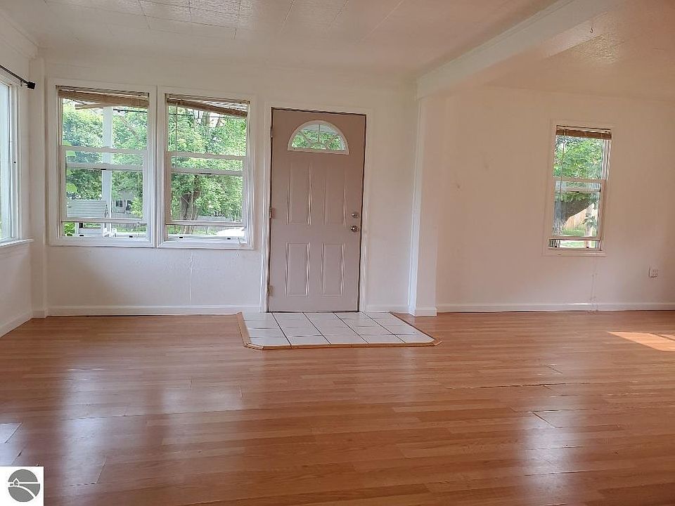 404 E 6th St, Clare, MI 48617 MLS 1913956 Zillow
