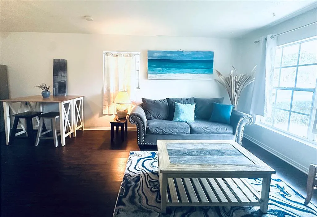 3 bed, 1.0 bath, 980 sqft, $3,200 — Photo 2