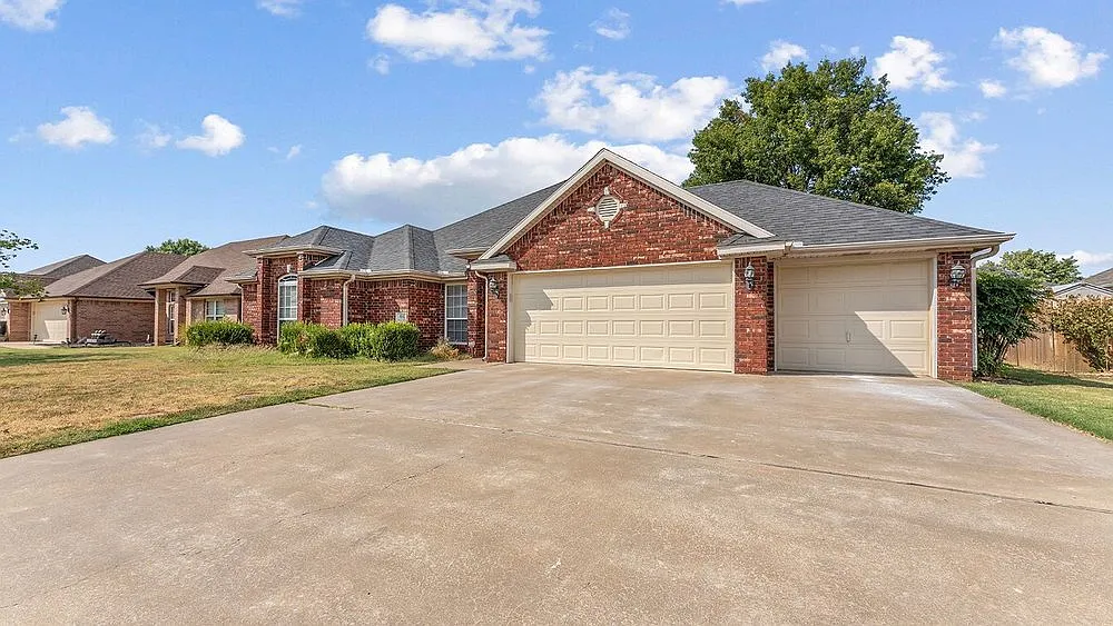 4 bed, 2.0 bath, 1982 sqft, $2,195 — Photo 2
