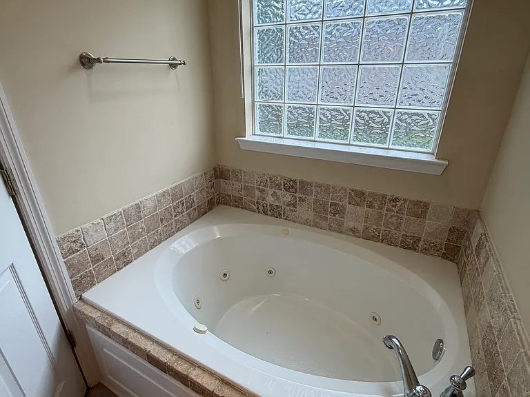 165 Hedgerow Dr — Photo 5