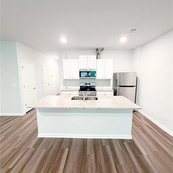 310 Oakwood Dr — Photo 2