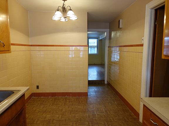 4th image of 1552 Benson Ave