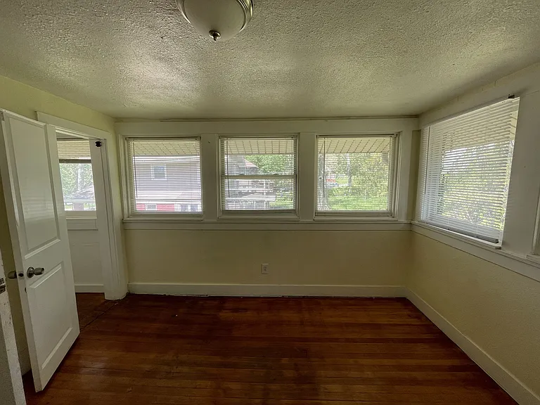 4415 Forest Ave — Photo 30